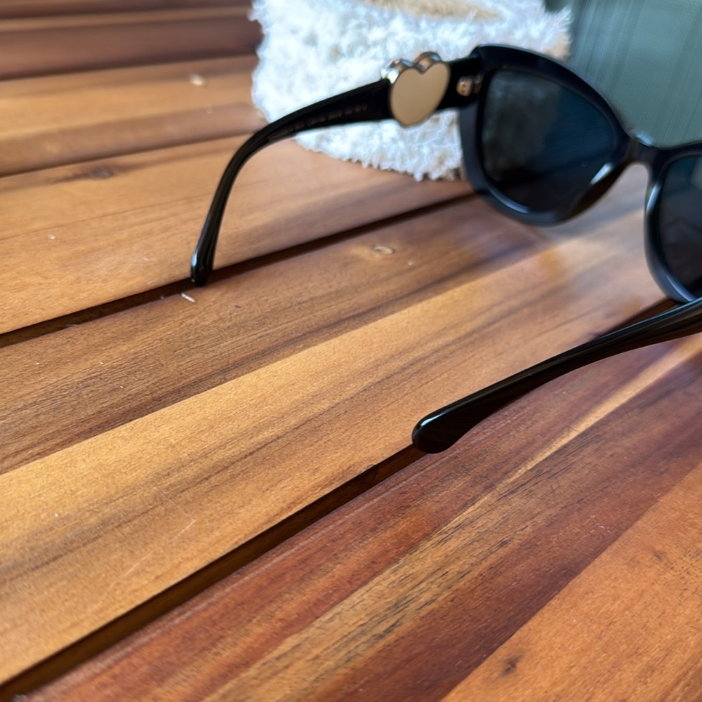 CHANEL Black Sunglasses with Hearts - Picture 4 of 4